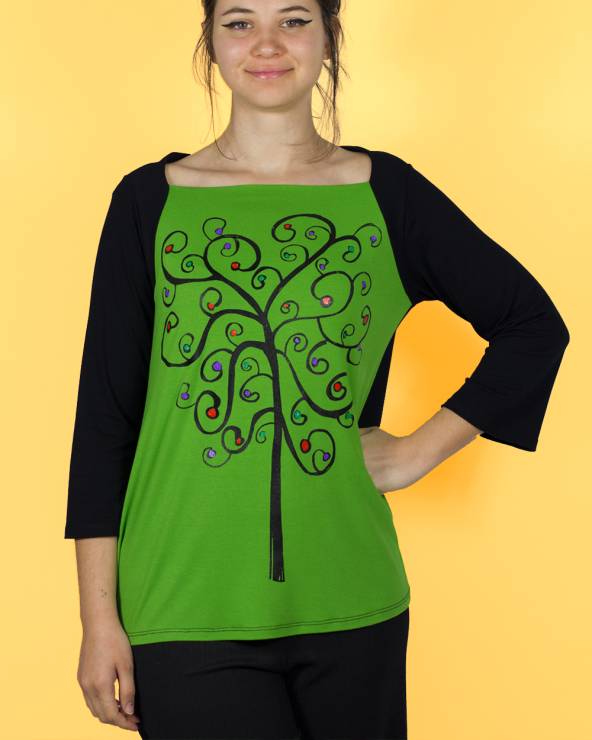 Camiseta verde y negra de cuello cuadrado, estampada y pintada a mano con el dibujo de un arbol