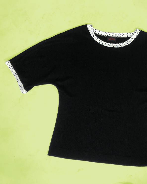 Camiseta negra de màniga japonesa i detalls de topets.