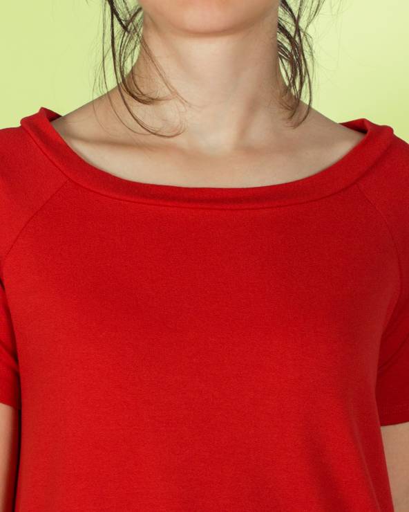 coll de samarreta color vermell de màniga curta.