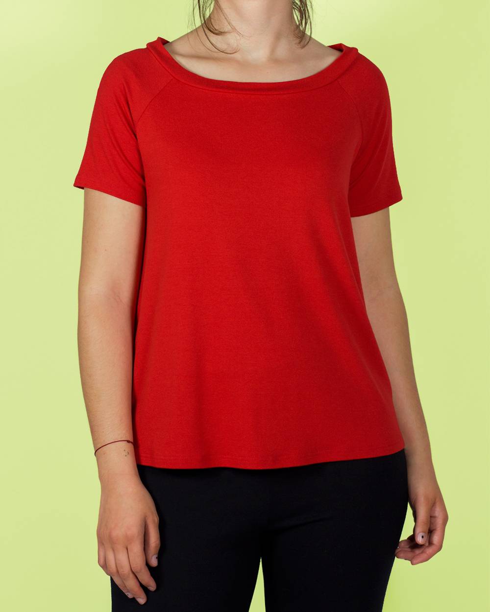 samarreta color vermell de màniga curta.
