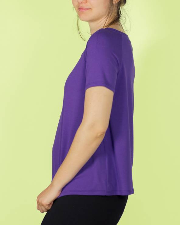 Camiseta lila de manga corta y cuello redondo